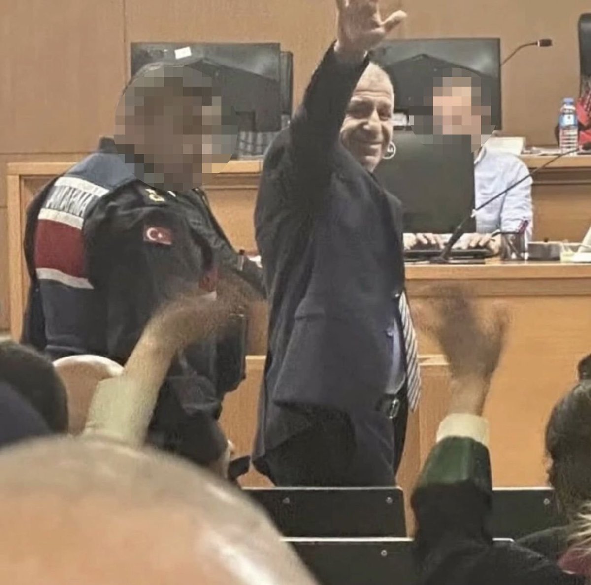 Ümit Özdağ hastaneye kaldırıldı ( halk TV ) 
Kendi yurdunda, kendi vatanında ezilen ilk millet olarak tarihe gecicez. Zamanı geldiginde herkes hesap verecek 
#ümitozdag