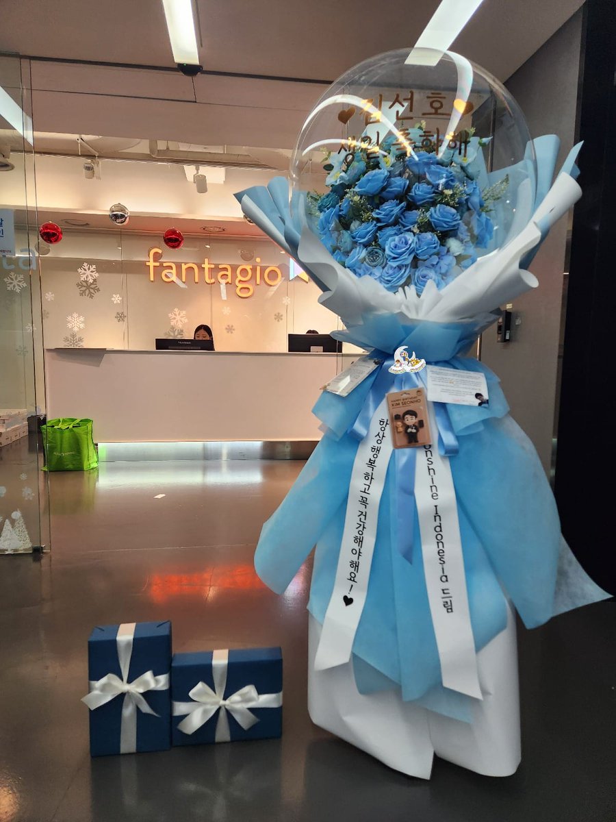 super_girl2424's tweet photo. Gift for seonho was successfully delivered to fantagio. seonhohada send the best gift for him. His presence is like sunshine that shines on the people around him. 
Happy birthday actor Kim SeonHo
SMILE WITH SEONHO DAY
#오늘은_선호와_같이_케이크_먹는_날
#HAPPY_SEONHO_DAY https://t.co/YcODGFwLBZ