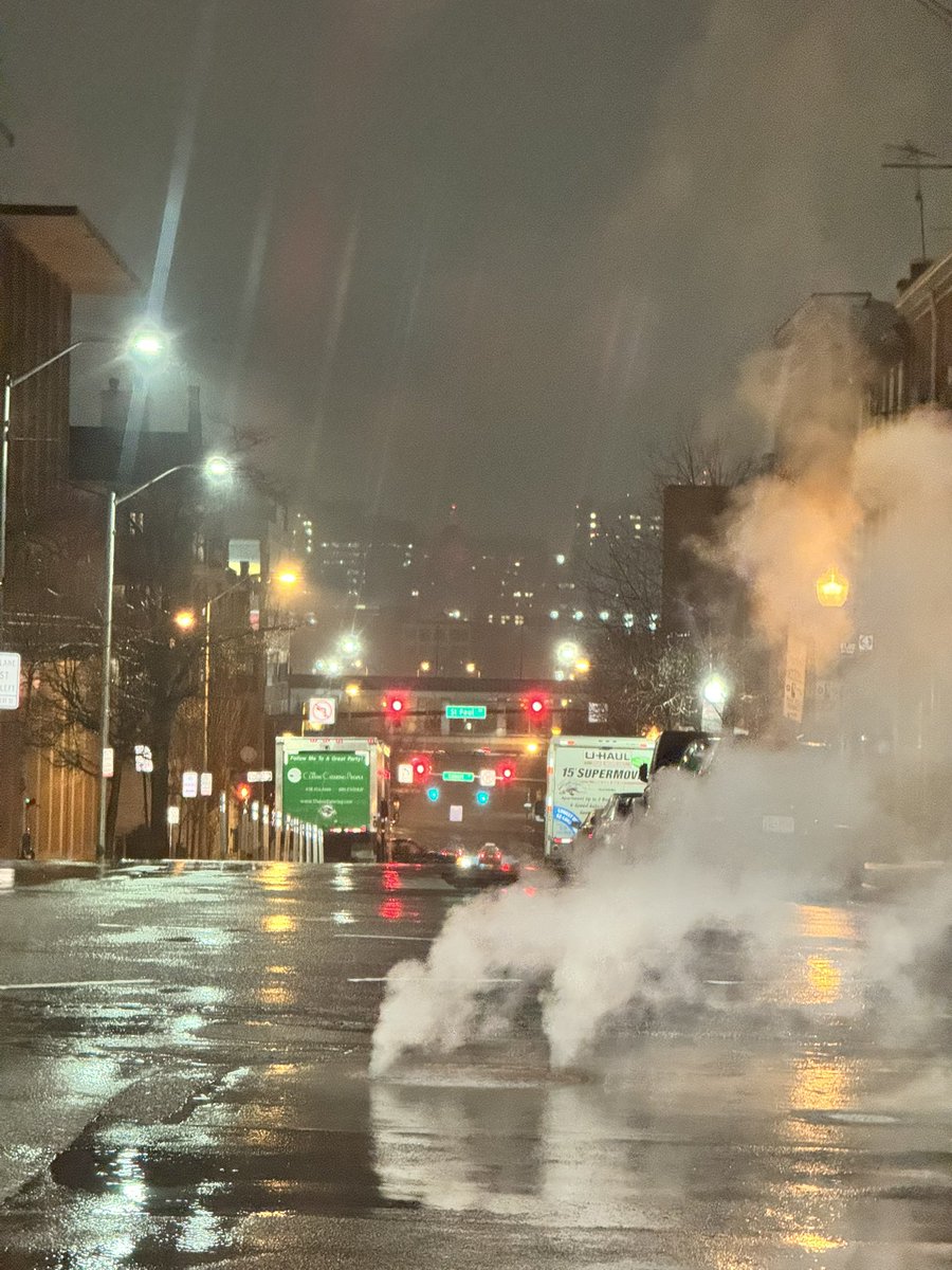 defalarca kez
üstüme giyinmişim kendimi,
bir cenaze gibi…
simsiyah,
yakası kalkık,
ve hep biraz eksik.