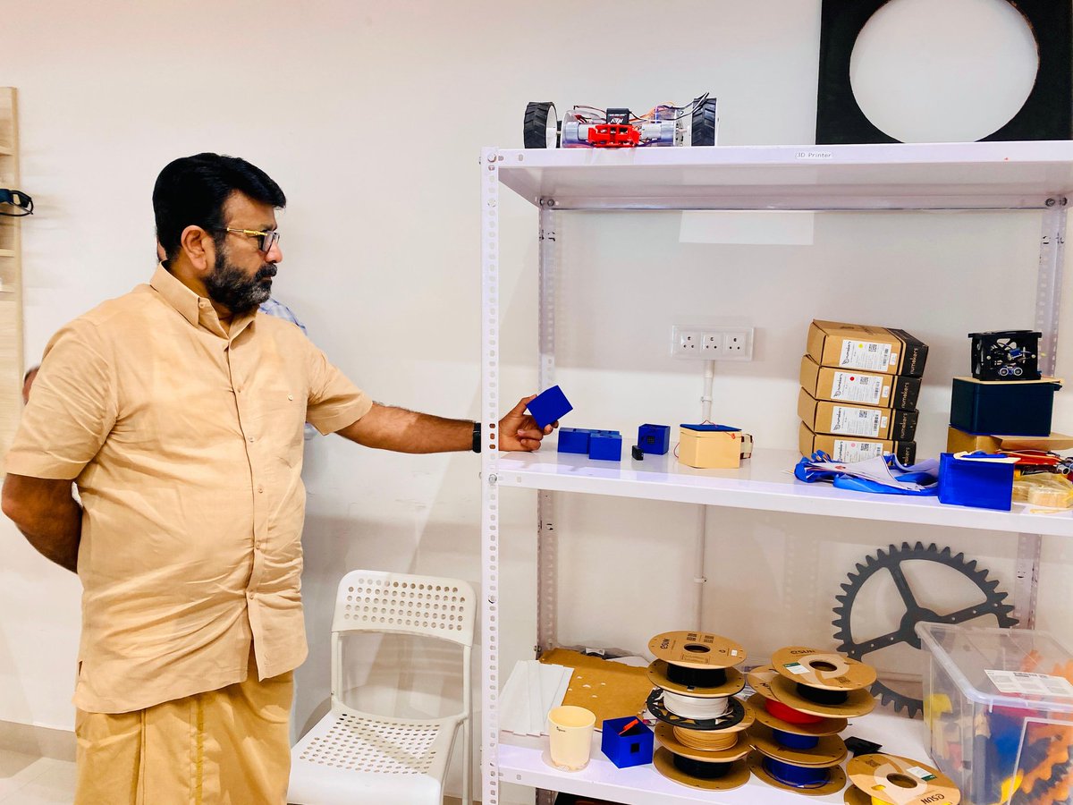 mlanaharis's tweet photo. ನಲಪಾಡ್ ಅಕಾಡೆಮಿ ಇಂಟರ್ನ್ಯಾಷನಲ್ ಶಾಲಾ ತಂಡದೊಂದಿಗೆ ಅಮೆಜಾನ್ ಫ್ಯೂಚರ್ ಎಂಜಿನಿಯರ್ ಮೇಕರ್‌ಸ್ಪೇಸ್ ಲ್ಯಾಬ್‌ಗೆ ಭೇಟಿ ನೀಡಿದೆ. 

Visited Amazon future engineer makerspace lab along with Nalapad Academy International school team. https://t.co/SMVO6t7sYX