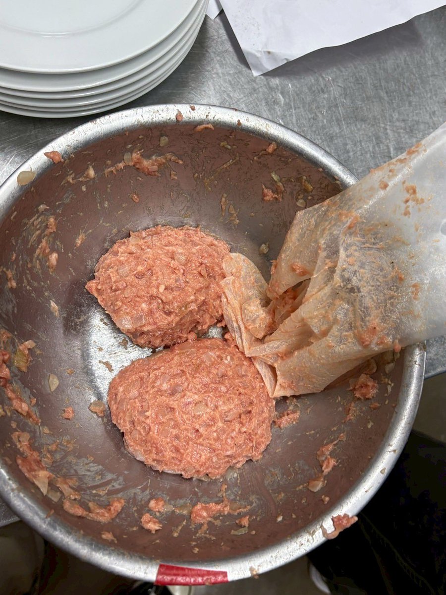 cookingkan's tweet photo. 5/7 通常活動

【メニュー】
ハンバーグ
にんじんのグラッセ
豆腐とわかめの味噌汁

ふわふわでジューシーなハンバーグはにんじんとブロッコリーとも相性抜群✨️
お味噌汁も優しい味わいでした🙌🏻

 #関大 #関西大学 #春から関大 #料理サークル https://t.co/rcM2sre4JT
