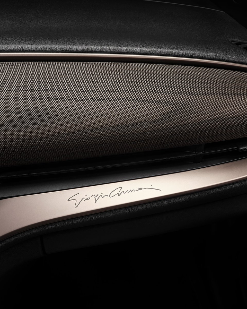 500e Giorgio Armani.
Pensata per distinguersi, anche nei dettagli: cerchi da 17” con monogramma e firma sulla plancia.

Non guidarla. Indossala.

fiat.it/modello/fiat-5… 

#fiat #500e #giorgioarmani #500eGiorgioArmani