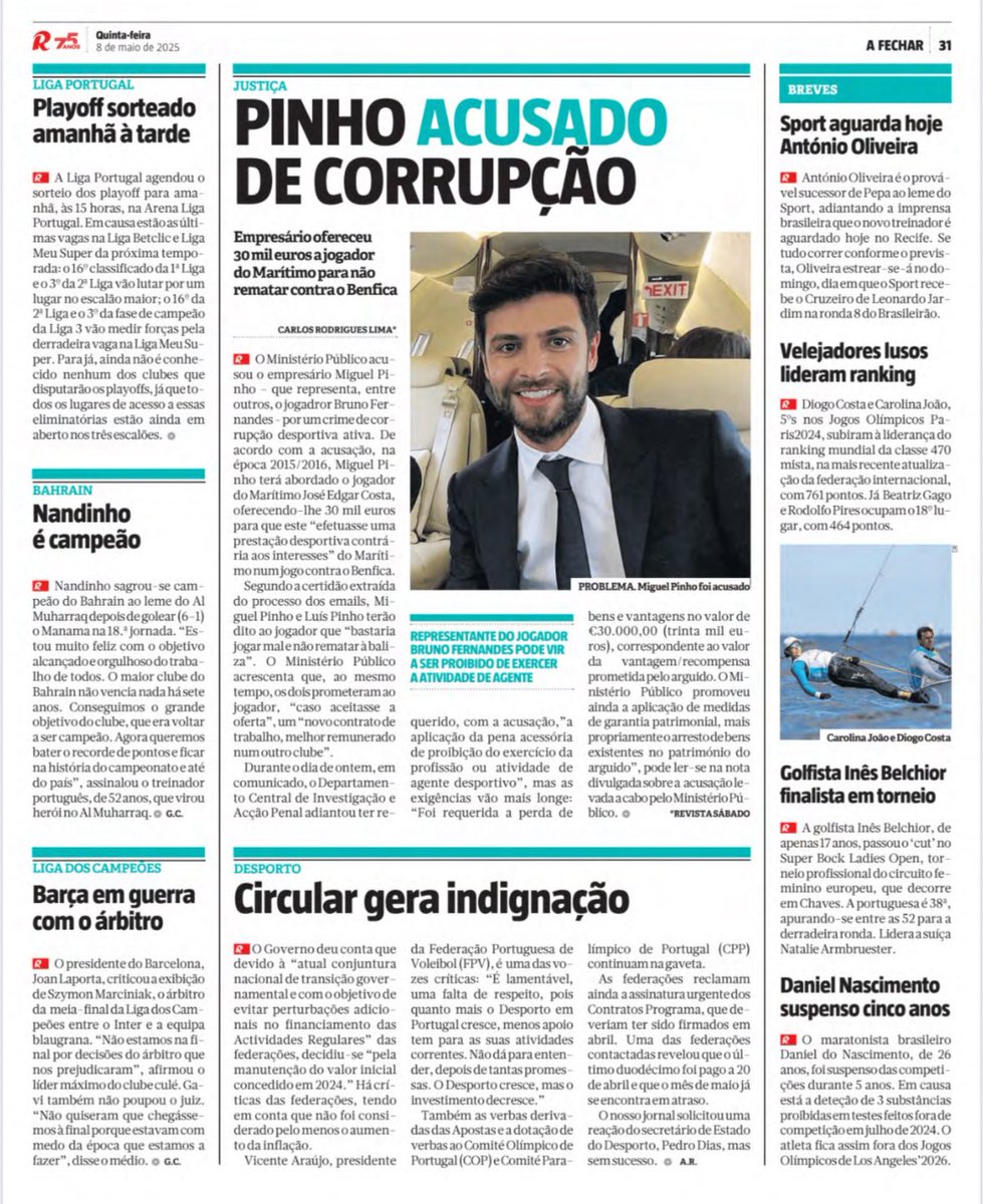FranciscoMarkes's tweet photo. O Benfica está de parabéns e conseguiu a proeza de normalizar os casos de corrupção que o envolvem. Ontem à tarde soube-se de mais um caso de corrupção relacionado com o Benfica, com a acusação ao empresário Miguel Pinho de ter tentado corromper o jogador Edgar Costa para perder com o Benfica.
É uma acusação muito grave, é uma acusação de adulteração da verdade desportiva, uma espécie de pré-confirmação (a confirmação geral só poderá chegar após o julgamento) de tudo o que se foi dizendo sobre aquelas quatro épocas de 2013/14 a 2016/17, pelo menos essas.
Era, por isso, expectável que a imprensa de hoje pegasse no assunto, o aprofundasse, o explicasse, mas é desolador verificar que para a imprensa generalista haver um empresário, mais um, a ser acusado de corrupção para beneficiar o Benfica já nem merece ser noticiado e dos quatro jornais generalistas só o CM tem uma pequena notícia na última página. Os três desportivos dão a notícia, pequena, ninguém traz qualquer reação do Benfica, sendo que ninguém o diz ter sequer tentado.
Curiosamente, todos os jornais noticiam abundantemente um apequena questiúncula sobre o leilão das ações da SAD do Benfica que eram propriedade de Luís Filipe Vieira, apesar de isso não ter qualquer interferência no governo do Benfica.
Os media são normalmente chamados de quarto poder por terem a capacidade de desafiar, de tornar público o que os poderosos não querem que seja público, mas parece que aquele célebre “power point” do Benfica com o plano para os anos seguintes, está hoje em velocidade de cruzeiro.
Quem também não fica bem na fotografia são os clubes adversários, o meu à cabeça, que tinha a obrigação de manter a luta pela verdade desportiva com posições concretas e não com discurso vazio e sem significado, mas também todos os outros, que continuam cobardemente cúmplices destas vigarices. Finalmente, o silêncio dos novos senhores da federação e da Liga também é um péssimo sinal de que tudo vai continuar na mesma.
