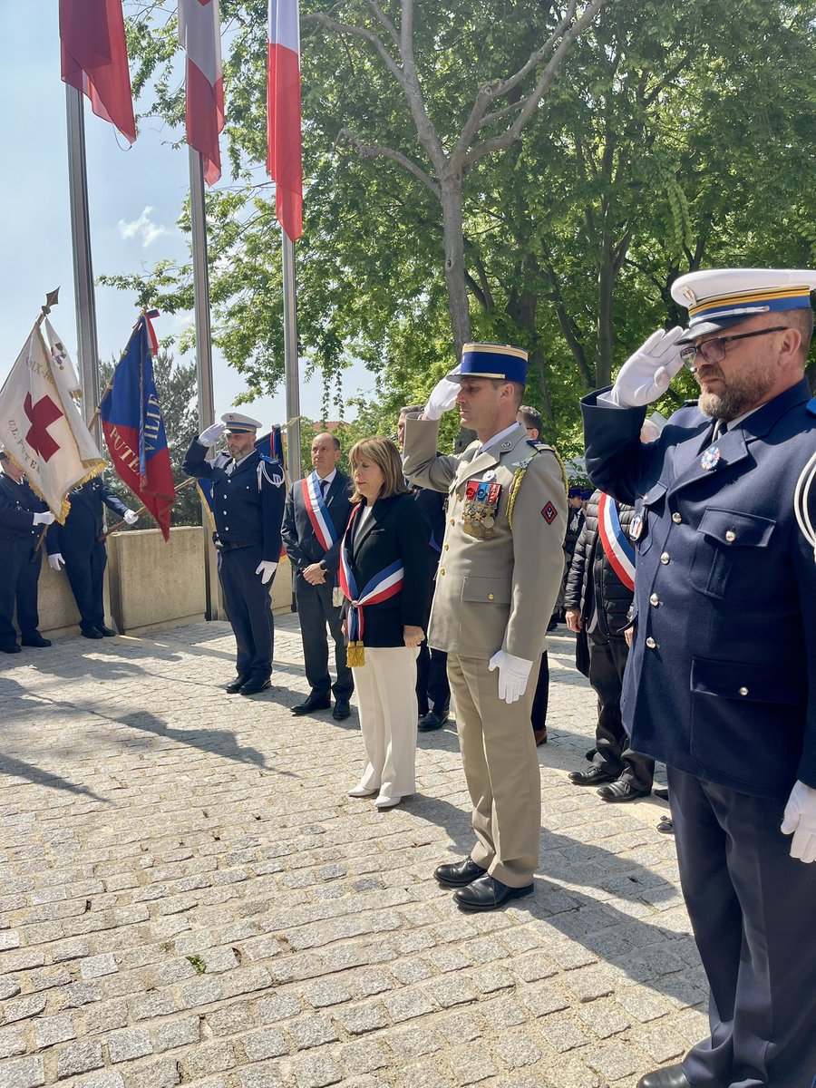 Souvenir et reconnaissance

En ce 8 mai 2025, #Puteaux a commémoré le 80e anniversaire de la fin de la Seconde Guerre mondiale.
Merci aux Putéoliens et aux militaires du 1er RHC. Deux hélicoptères de combat ont atterri ce matin sur l’île de Puteaux et décolleront à 17h.