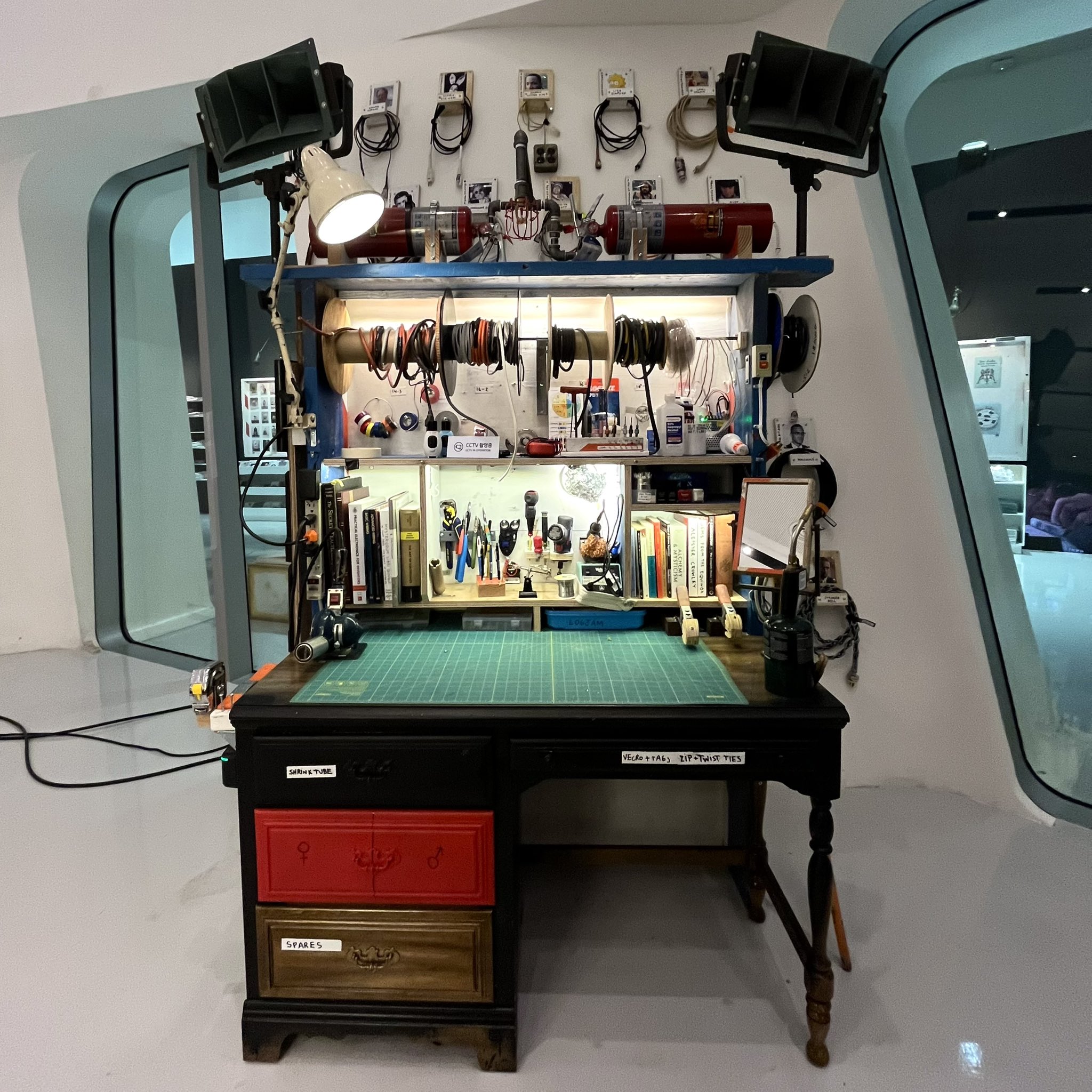 【超希少】 Tom Sachs トムサックス フィルムカメラ カメラ ソウル限定 Tom Sachs｜トム・サックス - BALLOON｜ポスター専門オンラン