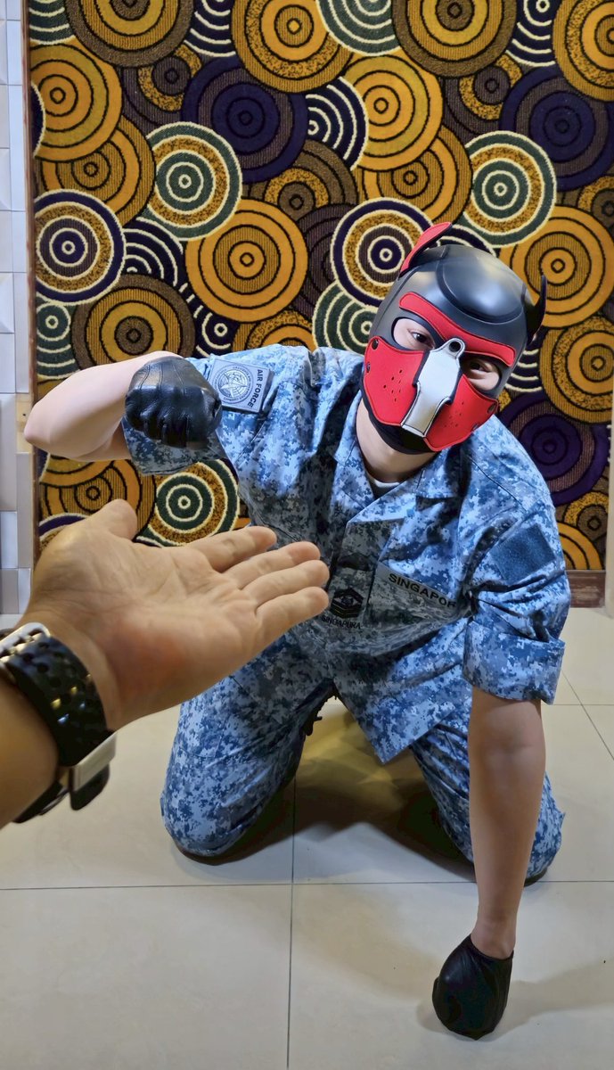 跟偶像的第一張合照
迫不及待把手搭上去
啊！我沒了！！