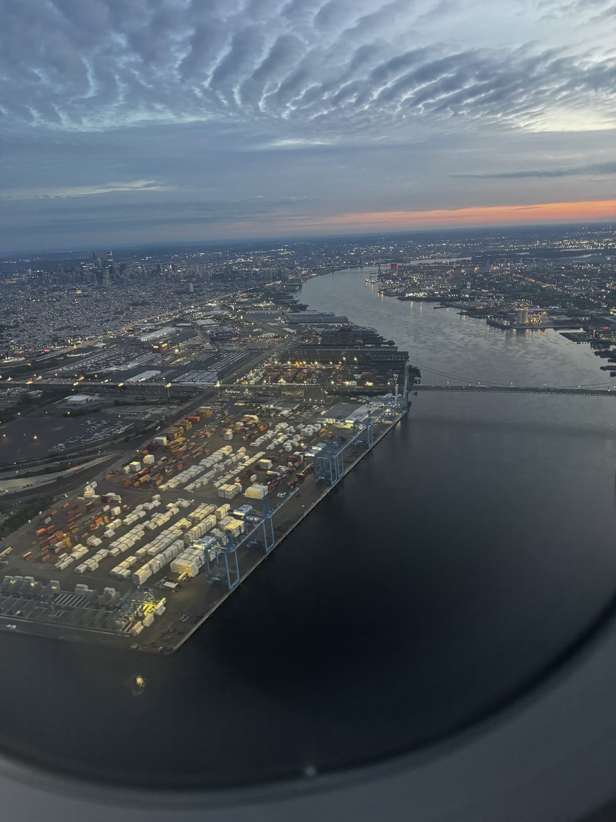 jake_hansen_'s tweet image. Philadelphia Container Port on Thursday, a complete ghost town.