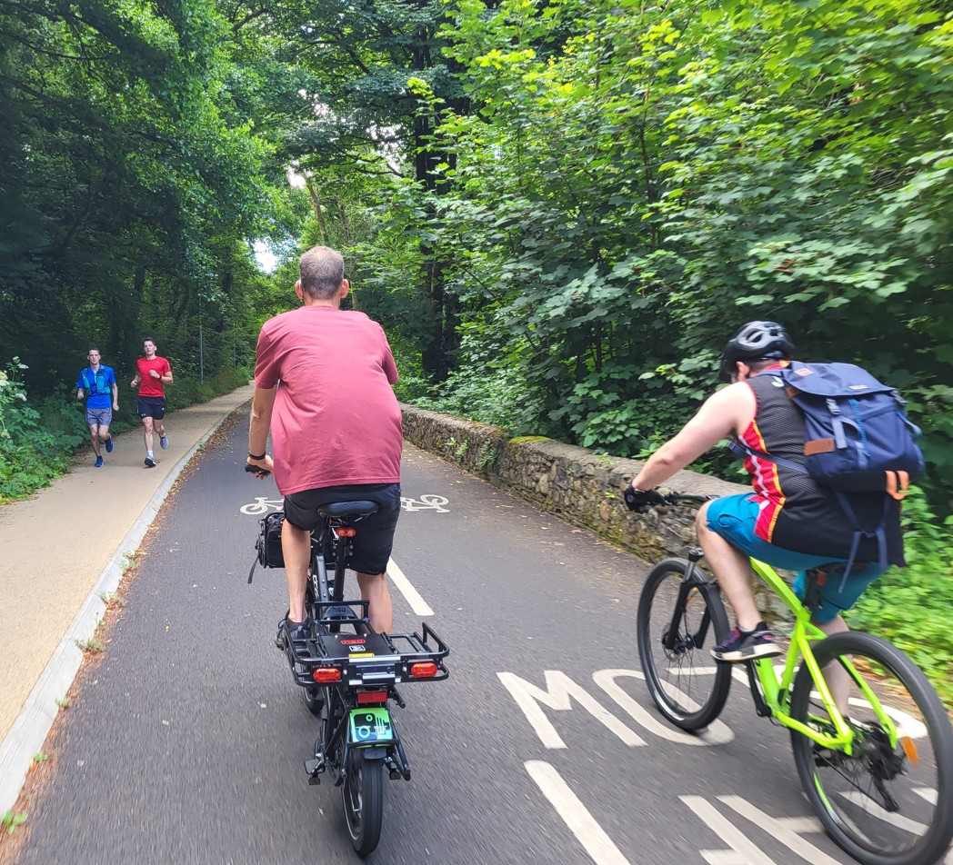 New episode!🚨Going Rural. Active travel is often associated with urban cycleways but rural or interurban paths are crucial too.

This episode is sponsored by <a href="/PhilJonesAssoc/">PJA</a> and Phil Jones and Ben Coleman join <a href="/laura_laker/">Laura Laker</a> and <a href="/adamtranter/">Adam Tranter</a>
shows.acast.com/streets-ahead/…