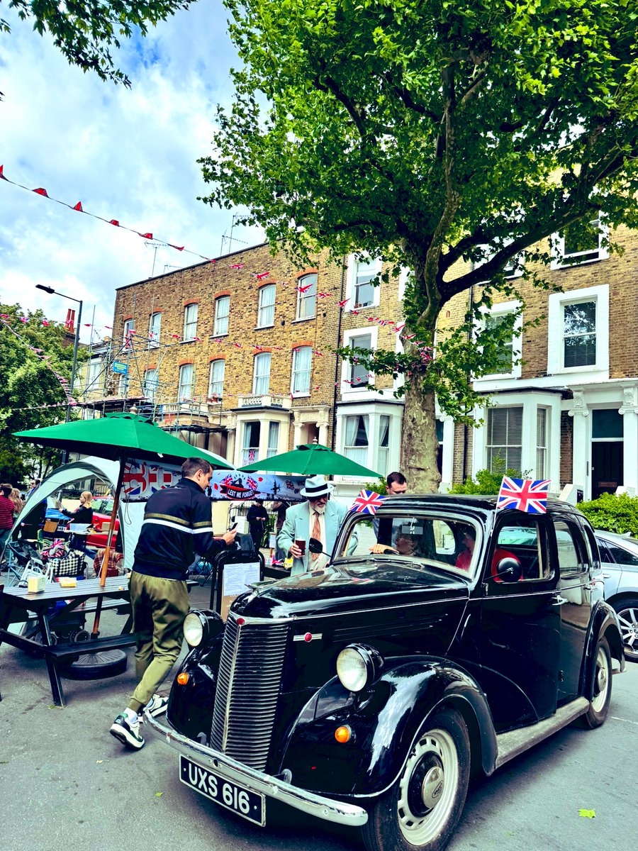 Nice to see our neighbourhood hosting a street party to remember those who fought and defended our freedom …Lest we forget #VEDay80  🏴󠁧󠁢󠁥󠁮󠁧󠁿 🇬🇧 ❤️