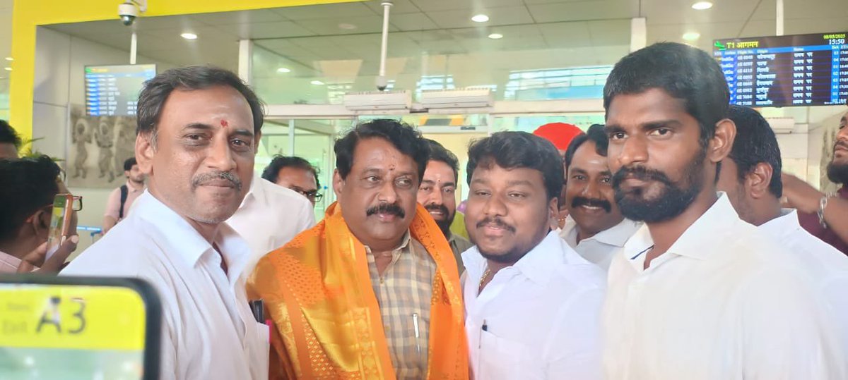 yuvaraj_bjp's tweet photo. இன்றைய தினம் சென்னை விமான நிலையத்தில் பாஜக மாநில தலைவர் அன்பிற்கினிய அண்ணன் திரு.நயினார் நாகேந்திரன் அவர்களை வரவேற்க தருணம்...
@NainarBJP @BJP4TamilNadu https://t.co/1hXvpCkTpb
