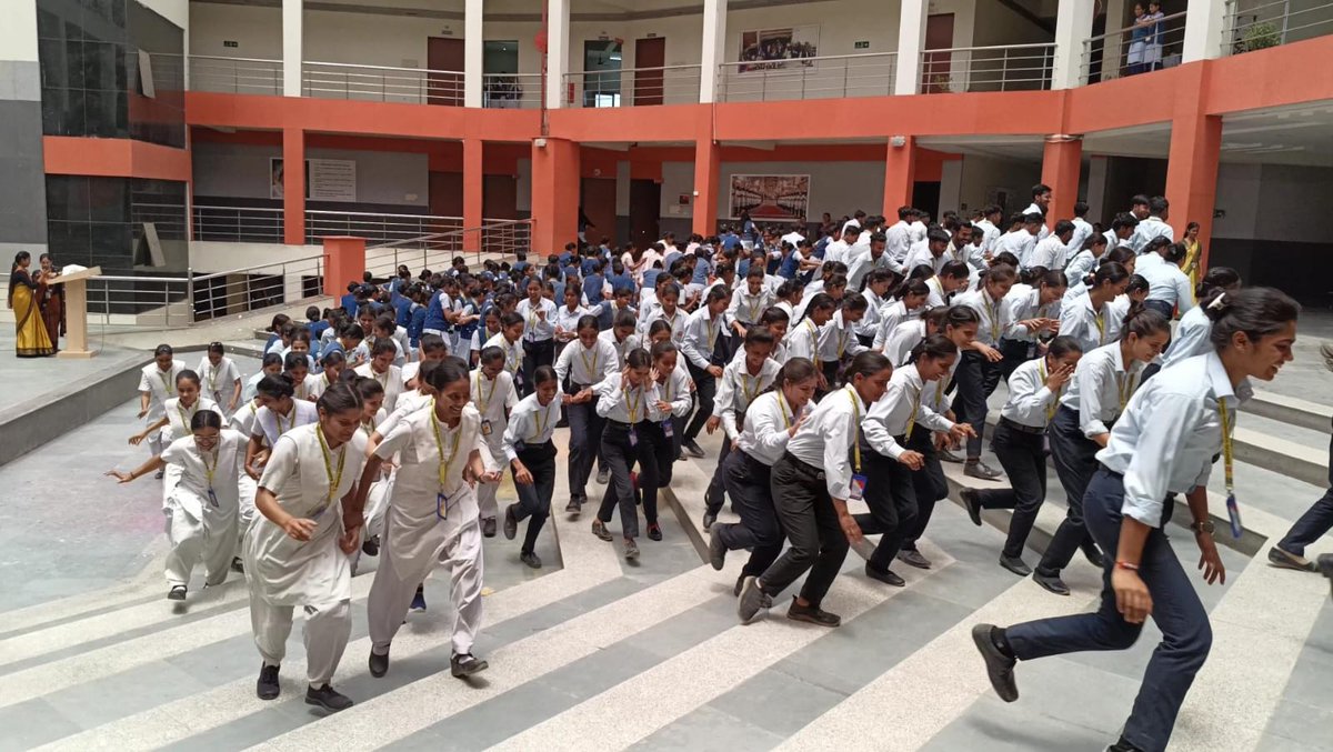 MGUGOfficial's tweet photo. दिनांक08 मई2025 को फैकल्टी ऑफ नर्सिंग एंड पैरामेडिकल, महायोगी गोरखनाथ विश्वविद्यालय, गोरखपुर में आज नेशनल स्टूडेंट नर्सेस डे के अवसर पर स्टूडेंट नर्सेस एसोसिएशन (एस.एन.ए) के सदस्यों द्वारा आपातकालीन ट्रायेज सिस्टम से संबंधित एक मॉकड्रिल का आयोजन किया गया। #mockdrill #blackoutday https://t.co/ayxKXvzXFu