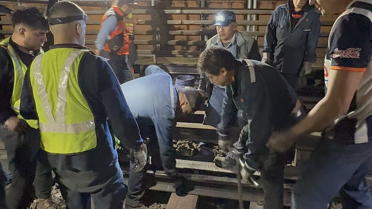 AdrianRubalcava's tweet photo. 🛑 Linea B. 

Aviso importante:

Al momento se concluyen los trabajos y estamos listos para la apertura del servicio en su totalidad,  tras concluir satisfactoriamente la revisión en zona de vías.
Con esto, todas las estaciones de la línea B operan con normalidad.

Quiero agradecer profundamente a las y los trabajadores del @MetroCDMX por su compromiso durante la jornada nocturna, así como a @RTP_CiudadDeMex y @SSC_CDMX por su valioso respaldo.

Mi reconocimiento también para las y los usuarios por su paciencia y comprensión.