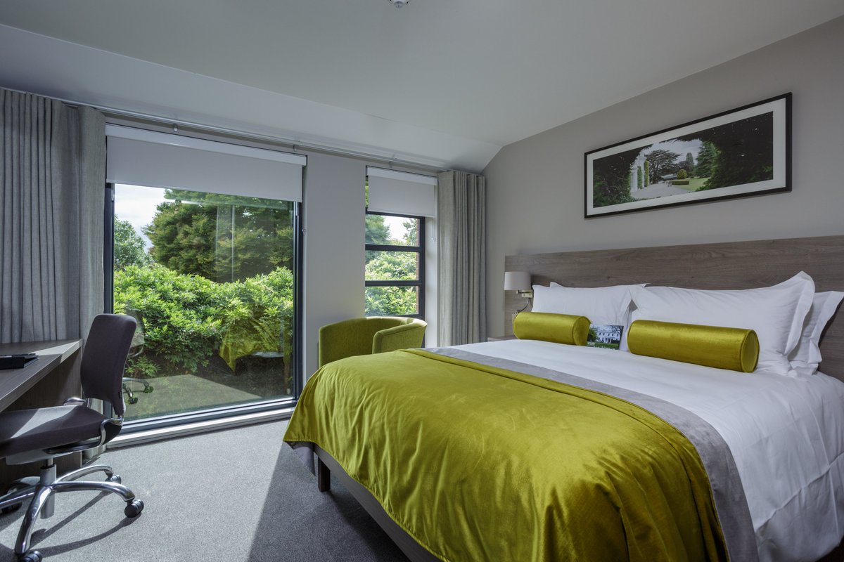 Set in the Oxfordshire countryside and a short drive from Henley-on-Thames, the Greenlands Hotel offers 100 superior double en-suite bedrooms including 8 luxury balcony rooms with views across the Chiltern Valley and the grounds leading down to the River Thames.