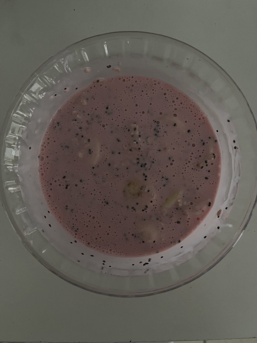 codeindesire's tweet image. Breakfast ! 

iogurte zero com aveia, chia e banana 18g de prot 😋