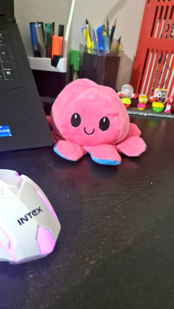 panda_lazy8894's tweet image. Just my little corner of chaos where all the ideas happen✨️✨️

#desksetup #studyspace #creativemess #vibes