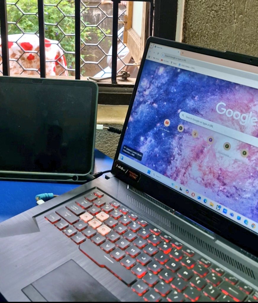 panda_lazy8894's tweet image. Just my little corner of chaos where all the ideas happen✨️✨️

#desksetup #studyspace #creativemess #vibes