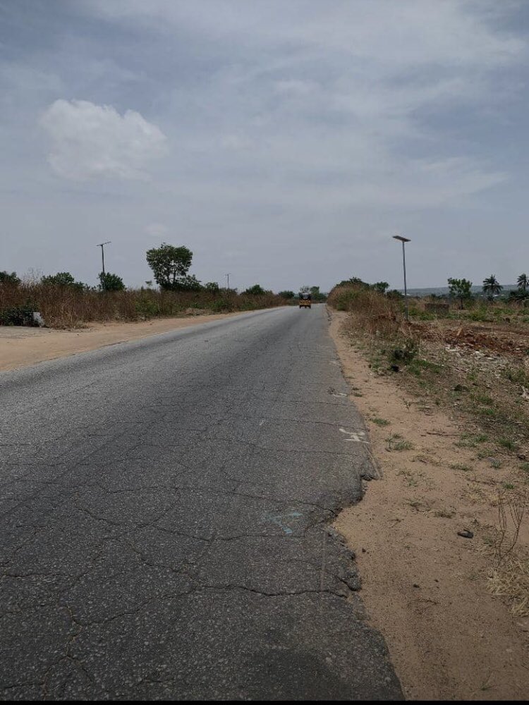 HA81213817's tweet photo. Distress sale: One plot of state government road for sale. This road leads to federal high way, you can build toll gate here and start collecting money from vehicle owners and pedestrians. https://t.co/GEelPwBDjy