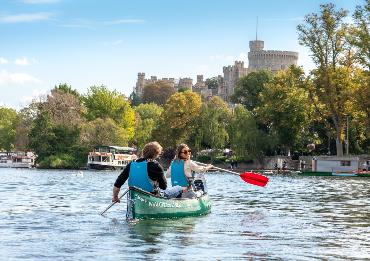 Surrounding the town of Windsor is the famous River Thames, the longest and most well-known river in England.

The most beautiful stretch meanders through 20 miles of the Royal Borough of Windsor, with the town being one of the main focal points, showcasing its history along the