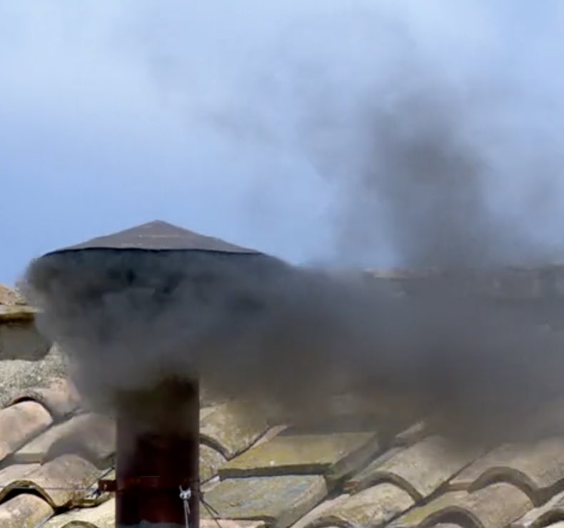 PonchoMunoz's tweet image. Hace casi una hora aun… 11:51  de Roma la #fumata continua siendo negra 

#fumata #nera
#conclave