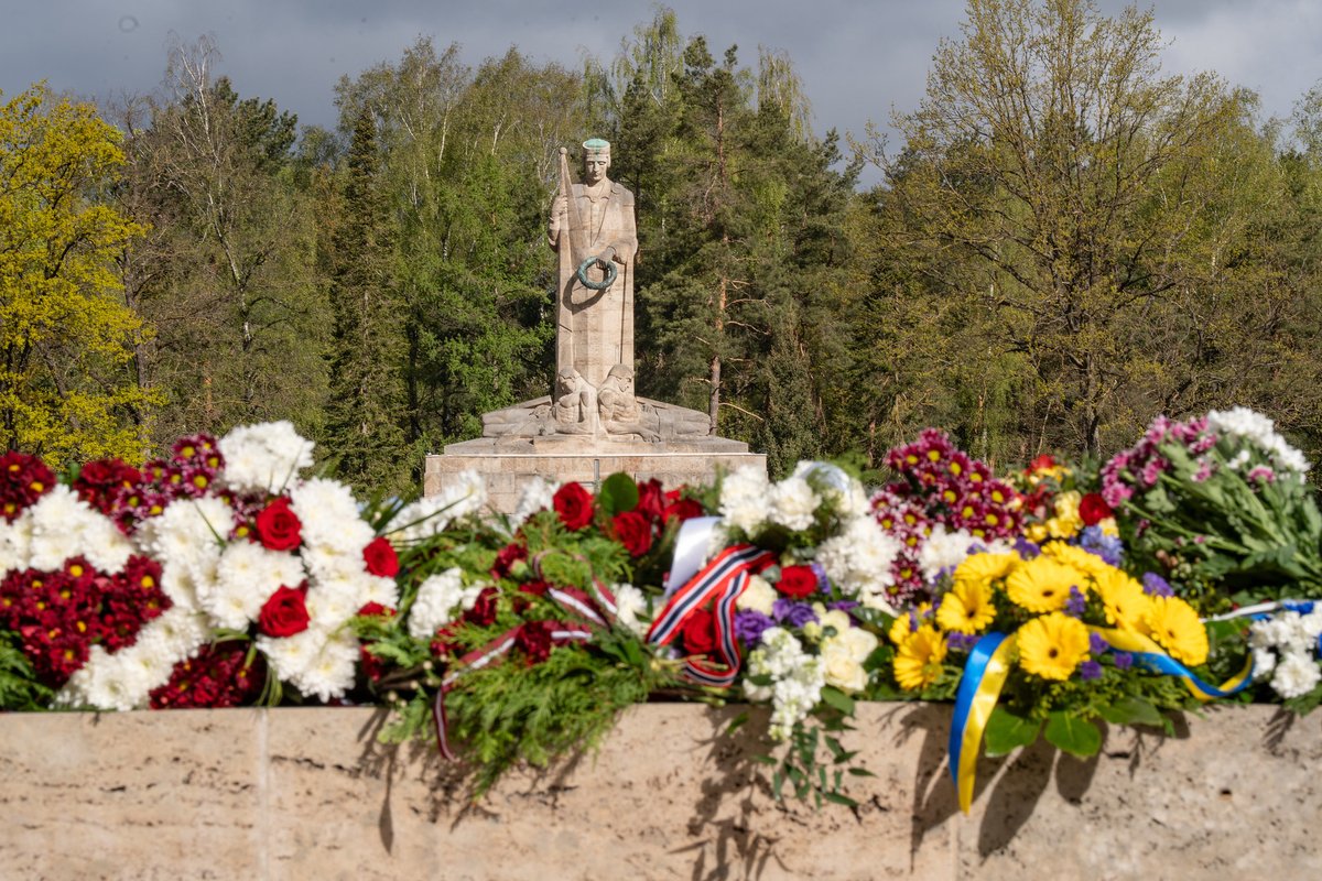 PLinLatvia (@plinlatvia) on Twitter photo Today diplomatic community in 🇱🇻 accompanied <a href="/edgarsrinkevics/">Edgars Rinkēvičs</a> <a href="/DaigaMierina/">Daiga Mieriņa</a> <a href="/EvikaSilina/">Evika Siliņa 🇱🇻🇺🇦</a> in ceremony dedicated to Defeat of Nazism and Commemoration Day of Victims of #WW2 in Brethren Cemetery in #Riga.
Worth to remember that for us end of war did not mean end of totalitarianism. Today diplomatic community in 🇱🇻 accompanied <a href="/edgarsrinkevics/">Edgars Rinkēvičs</a> <a href="/DaigaMierina/">Daiga Mieriņa</a> <a href="/EvikaSilina/">Evika Siliņa 🇱🇻🇺🇦</a> in ceremony dedicated to Defeat of Nazism and Commemoration Day of Victims of #WW2 in Brethren Cemetery in #Riga.
Worth to remember that for us end of war did not mean end of totalitarianism.