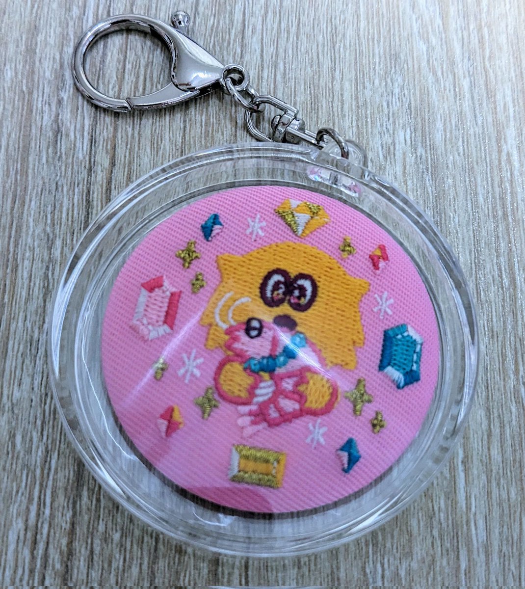 刺繍缶バッジがキーホルダーにʕ*°ꎴ°*ʔ！ カワイイですぞ〜🦐💎✨