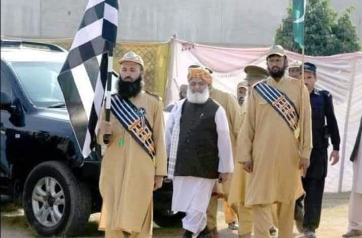 اسے کسی ڈراون کے ساتھ لٹکا کر روانہ کریں۔۔دشمن کی پھاڑ دے گا