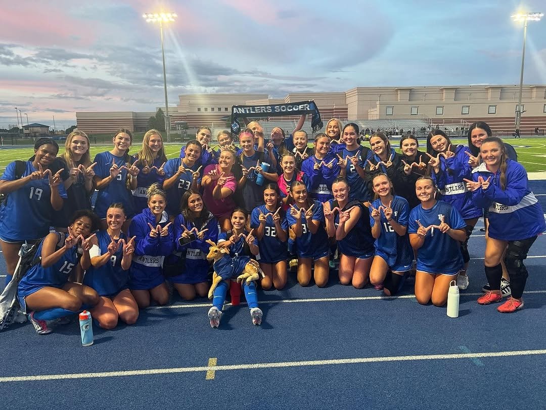 Antlers Advance!

Deer Creek Girls are headed to the next round! Big win and big energy from the squad — let’s keep it rolling!

#DeerCreekSoccer #OnToTheNext #Playoffs #MasFutbol #AntlerPride #OKHighSchoolSoccer ⚽️
