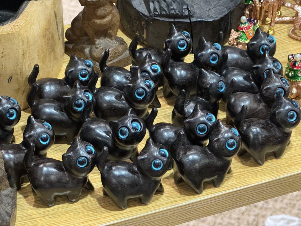 スーダンで木彫りのネコ。紫檀だか黒檀だか黒い硬い木と、目も多分何か