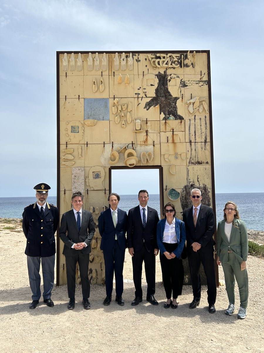 ParlCH's tweet photo. Ieri @AndreaCaroniAR ha visitato Lampedusa dove ha incontrato le agenzie che gestiscono l’hotspot nel Mediterraneo. Accompagnata dal Prefetto di Agrigento, la visita era incentrata sulle procedure di accoglienza e le operazioni di salvataggio della @guardiacostiera. https://t.co/ffXXLhkCuO
