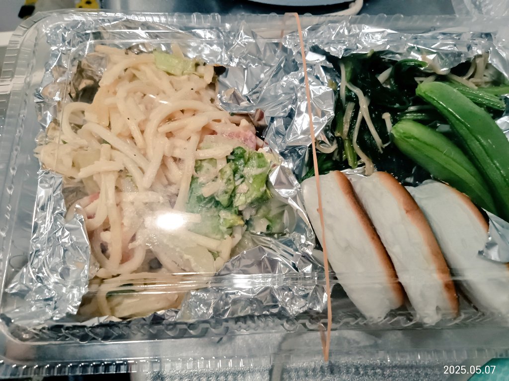 晩御飯と、娘のおかず！
いつも、朝  娘はおにぎり🍙
2個作って行ってるけど
たまに おかずが欲しいと
言われるから、晩御飯詰めてるだけの私꒳꒳
#晩御飯
#おうちご飯