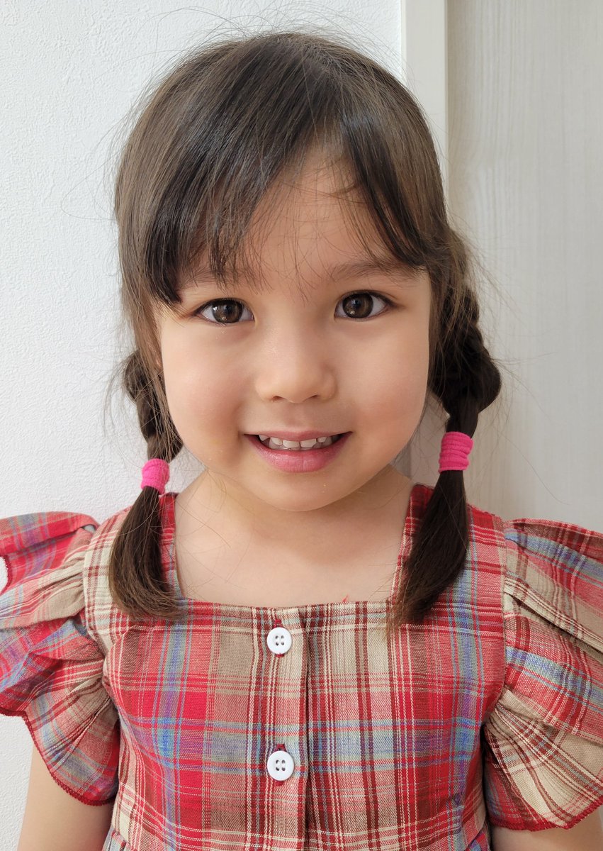 SaraT0427's tweet image. 新しいお洋服が嬉しくて

『写真撮って～！』

最近服の好みがハッキリしています。

#テアトルアカデミー
#子役　#キッズ　#クォーター
#三つ編み
