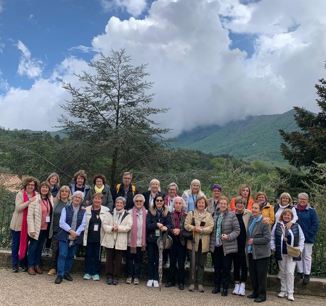 Educadores de les #escolesFEDAC amb esperit injubilable! Dilluns vam viure un retrobament molt especial a Viladrau amb la 2a Trobada de #JubisFEDAC. Un moment memorable per estrènyer  els llaços FEDAC al llarg de la vida!
#avuixdemà #EscolesAutèntiquesxPersonesÚniques