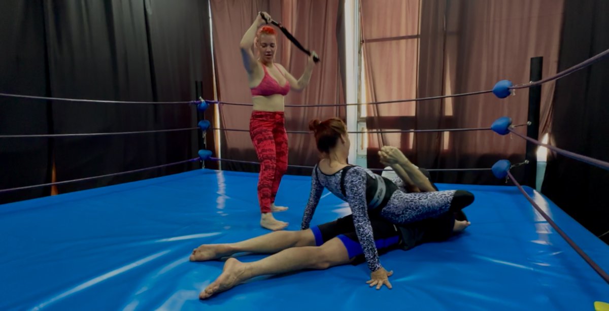 Siya and her sister Xenya against guy
#mixedwrestling #wrestlingsessions #headscissors #bostoncrab #lotuslock

<a href="/Siyawrestler/">Siya</a>

t.me/FDMW696