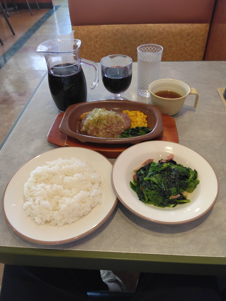 sweets5802's tweet photo. 連休終わってサイゼリヤでのんびりランチタイム
ディアボラ風ハンバーグランチ、ライス、スープ付き
６００円赤ワイン（大）デカンダ、ほうれん草ソティ、ディザートティラミス合計税込み１５００円は激安で毎週来れるw https://t.co/2xj5d84Jo3