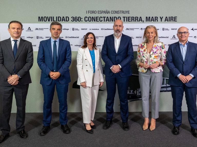 Joseluislosa's tweet photo. Semana de Feria trabajando en Málaga. Orgulloso de moderar el I Foro España Construye que organiza @elconfidencial en el Gran Hotel Miramar con el alcalde de @malaga @pacodelatorrep, la consejera de @FomeAND de la @AndaluciaJunta @Rocio_DiazJ y numerosos empresarios y expertos. https://t.co/wMOl1cNbPR