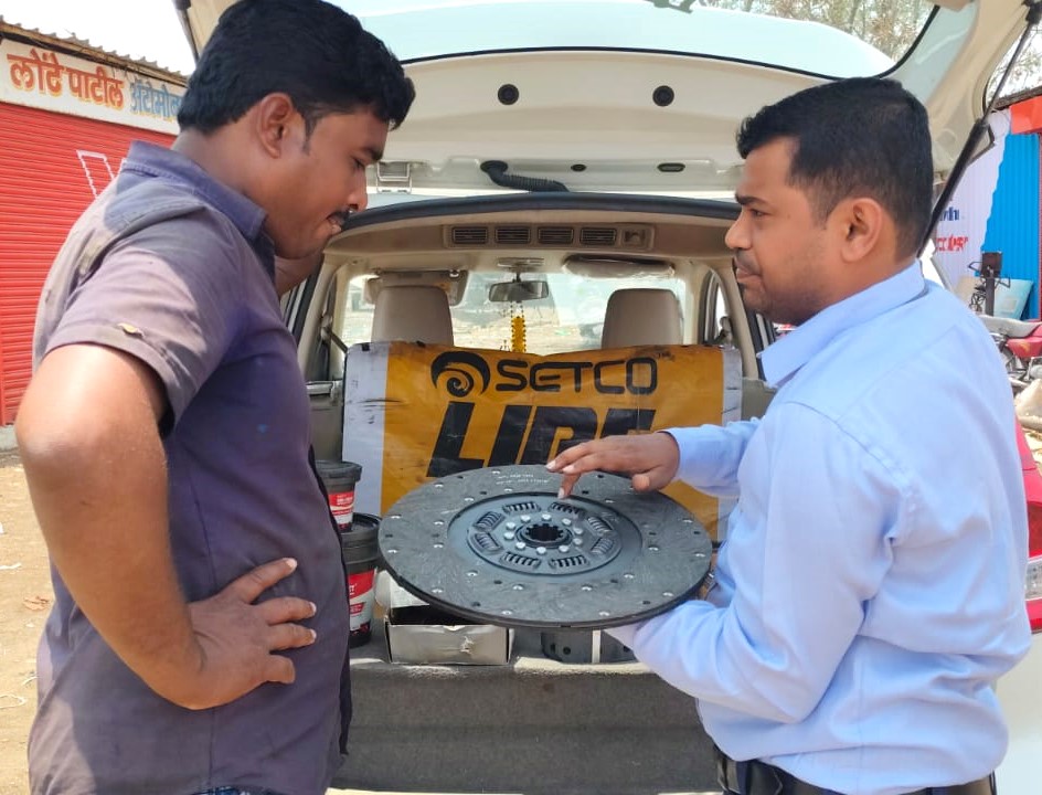 SetcoAutomotive's tweet photo. Connecting with mechanics and garages at Saiful, Solapur, through our Van Campaign — showcasing the unmatched performance of LIPE Clutches and Allied products!

#Setcoautosystems #Clutchleaders #Vancampaign #Truckleaders #DriveWithSetco #SetcoAlliedProducts https://t.co/iqnhYrXg3P