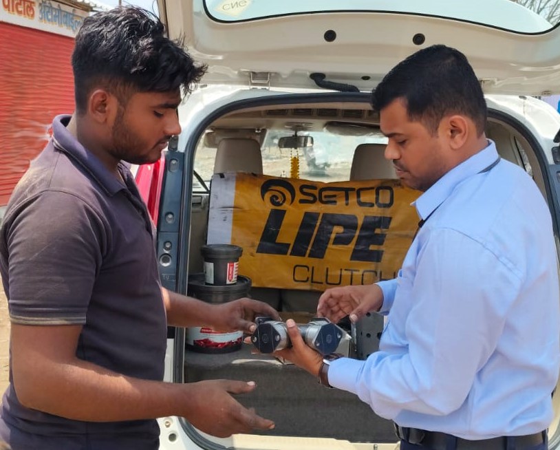 SetcoAutomotive's tweet photo. Connecting with mechanics and garages at Saiful, Solapur, through our Van Campaign — showcasing the unmatched performance of LIPE Clutches and Allied products!

#Setcoautosystems #Clutchleaders #Vancampaign #Truckleaders #DriveWithSetco #SetcoAlliedProducts https://t.co/iqnhYrXg3P