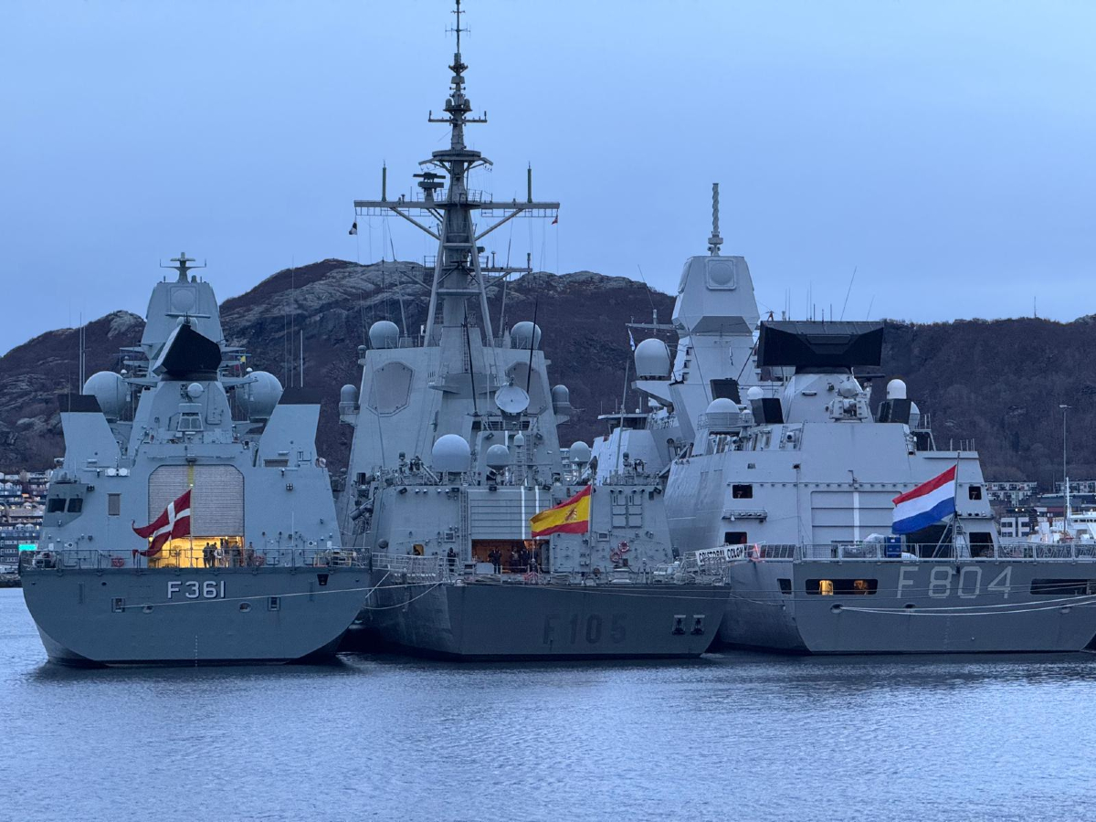 Armada_esp's tweet image. #BuenosDías🌅 desde el puerto de Bodo 🇳🇴, donde nuestra fragata #CristóbalColón recala durante su participación en #FormidableShield junto a otros 11 países.
#SomosLaArmada⚓🇪🇸