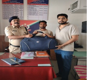 SCRailwayIndia's tweet photo. #SCRRPF Operation Amanat
On receipt of a RailMadad complaint,
Nagarsol RPF Staff attended the train 12787 NS-NSL Exp coach B-1 searched coach & found a left-over luggage bag containing valuables, secured it. After verification the recovered bag was handed over to passenger https://t.co/tabgT3NBW2