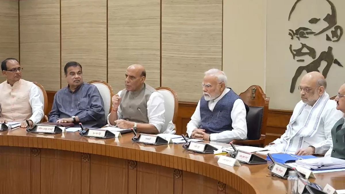 trm_show's tweet photo. दिल्ली में सर्वदलीय बैठक के दौरान प्रधानमंत्री नरेंद्र मोदी ने देश को एकजुटता का संदेश दिया।
उन्होंने कहा, "हम सब मिलकर हर चुनौती का सामना करेंगे।" पीएम मोदी ने अपील की कि इस कठिन घड़ी में सभी भारतीय एकजुट रहें और मिलकर आगे बढ़ें।
#PMModi #AllPartyMeeting #UnityInCrisis @narendramodi @PMOIndia