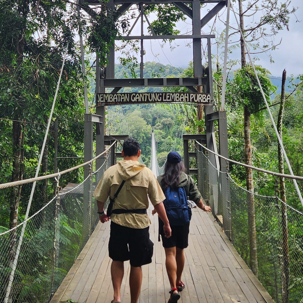 indeonisia's tweet photo. Satu destinasi wajib di Sukabumi. 
📍Jembatan Gantung Lembah Purba 

Beruntung bisa datang di hari kerja. Saat tiba belum ada pengunjung lain. Bisa berfoto sepuasanya (meski agak ngeri) di jembatan terpanjang se-Asia Tenggara ini. Bonus lutung di akhir perjalanan 🐒 https://t.co/V0IBoTxk4b