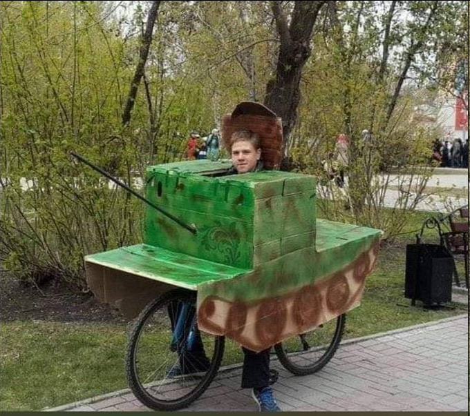 В преддверии главного дня всех умалишенных, хочу сказать следующее:

Раньше в день победы рождались слезы. Доставались с полок семейные альбомы, могилы зарастали цветами, поднимались рюмки за отцов и мужей. Везде слышался звон орденов. Настоящие награды звучат по-особому – в их