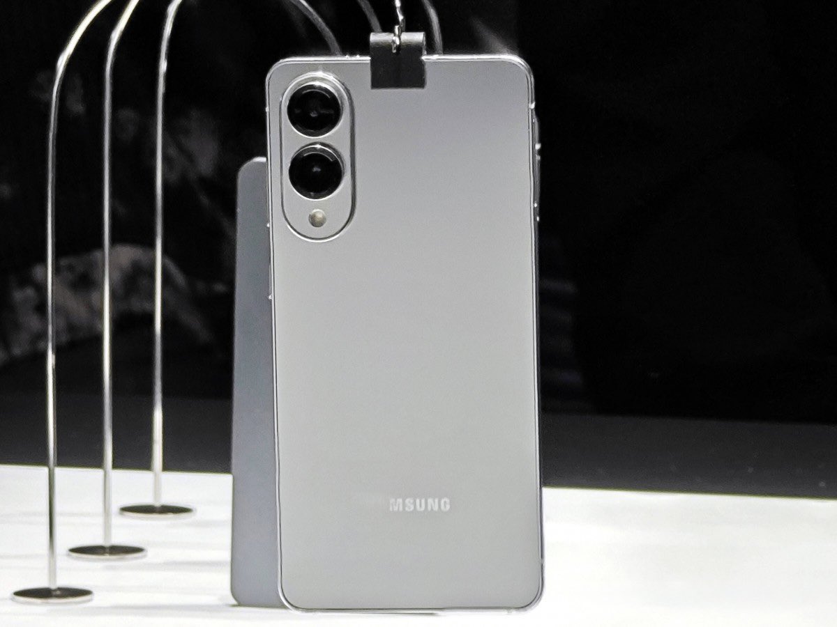 Samsung Galaxy S25 Edge sah akan dilancarkan pada 12 Mei ini.

Ia dijangka hadir
- Snapdragon 8 Elite
- Skrin 6.7” AMOLED 120Hz
- RAM 12GB
- Storan sehingga 512GB
- Kamera: 200MP utama + 12MP ultralebar
- Swafoto 12MP
- IP68
- Ketebalan 5.85mm
- Bateri 3900mAh, 45W

Menarik tak?