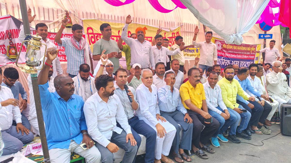 UPRVPAS's tweet photo. बिजली के निजीकरण के विरोध में उत्तर प्रदेश के अभियंता व कर्मचारियों के साथ क्रमिक अनशन के सातवें दिन आज तमिलनाडु के बिजली अभियंता अनशन पर बैठे हैं।
सुदूर दक्षिण के इंजीनियरों का लखनऊ में इन्कलाबी अभिवादन। उत्तर दक्षिण का मिलन संघर्ष और एकता की मिसाल। इतिहास का एक स्वर्णिम पृष्ठ।
इन्कलाब जिंदाबाद✊
@narendramodi
@myogiadityanath
@myogioffice 
@aksharmaBharat 
@UPGovt 
@ChiefSecyUP 
@UPPCLLKO 
@aajtak 
@ABPNews 
@ZeeNews 
@news24tvchannel 
@News18India 
@ndtv 
@timesofindia 
@IndianExpress 
@TheEconomist 
@EconomicTimes 
@htTweets 
@ravishndtv