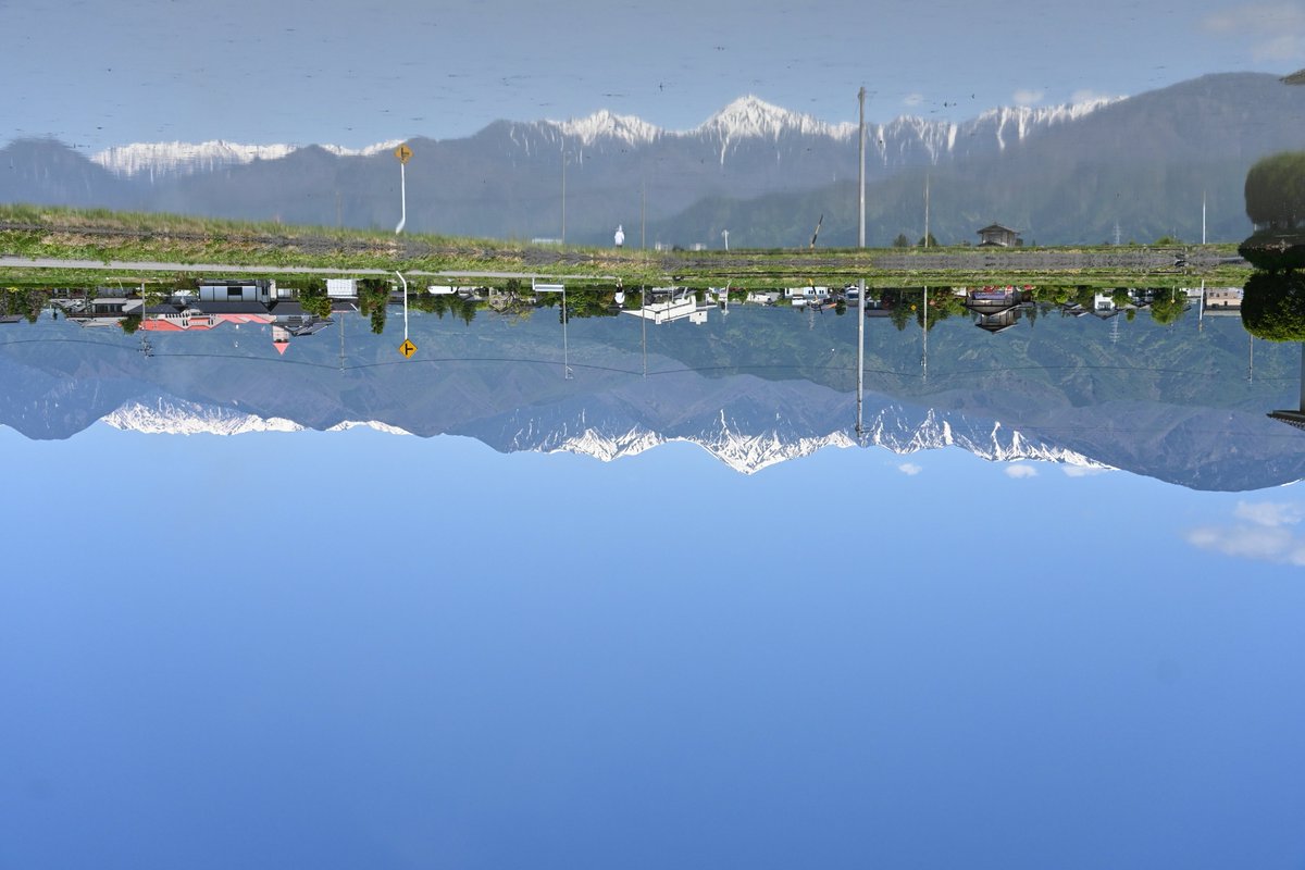 本日の安曇野 雲一つない青空が広がる本日の安曇野。水を張った田んぼ