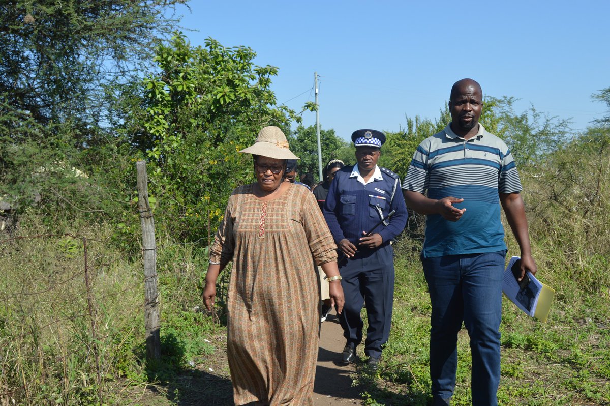 DPM Hon. Thulisile Dladla engaged firsthand with families whose current shelters, many made of sticks, mud, or deteriorated iron sheets, pose serious safety risks, especially during storms and heavy rains. 
#MyNDMAInAction #NkweToDisasterPreparedness