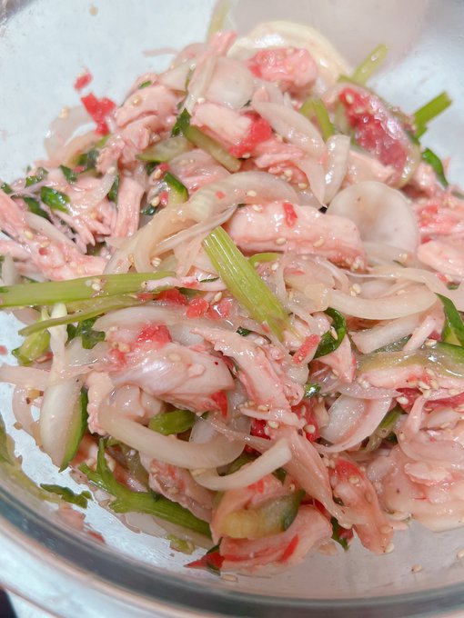 胸肉と玉ねぎとセロリときゅうりと梅混ぜたやつ
さっぱり美味しいね 