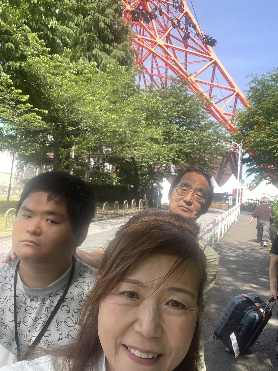 YukoHyoudou's tweet image. ゴールデンウィークのひとコマ
自閉症の息子とパパと東京タワー。
333ぴきのこいのぼりや出店でポテトを食べたり満喫しました。障がい者の運動不足解消の為、なるべく歩いてます。
#港区議会議員兵藤ゆうこ
#工房あみ