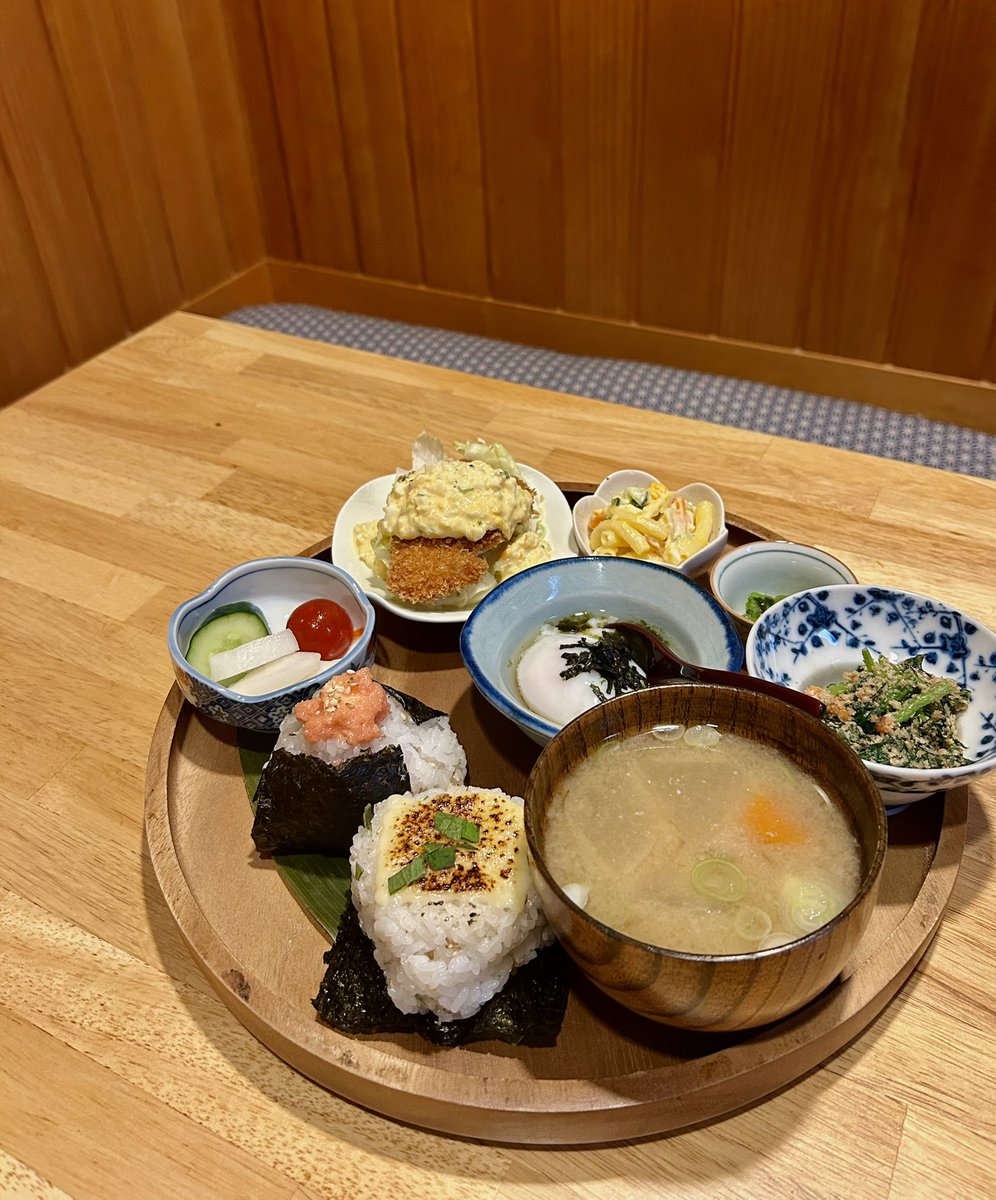 r_ot_k's tweet image. 敦賀で友達がお店を始めたので行って来ました🚗💨
おにぎり具沢山でふわふわでめちゃめちゃ美味しかった🥹💕‼︎
次はケーキも食べたい🍰✨
店内広くて個室もあって居心地最高です👼🏻