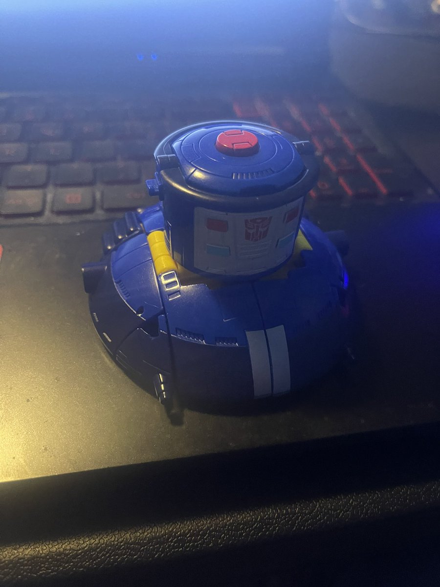 awk_shock's tweet image. Bought the gobots 3 pack today. 

The cosmos mold might be the best deluxe mold from the first year of legacy and it’s a shame it’s so inaccessible. The reissue helped a little, but I’ve seen the velocitron version more times at retail than the United version.